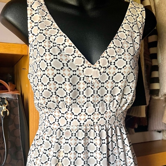 ⭐️BOGO FREE⭐️ Ann Taylor LOFT top in EUC - Picture 2 of 9